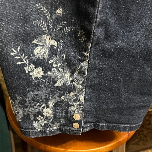 Gloria Vanderbilt Denim Blue Floral Shorts - Picture 5 of 9